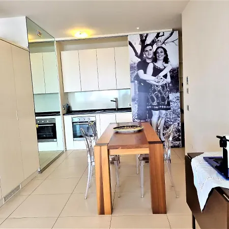 Minzoni Tony アパート