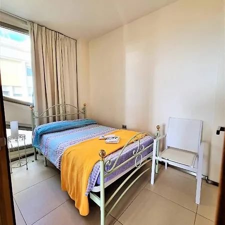 Minzoni Tony アパート